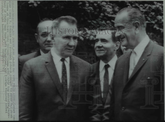 1967 Press Photo Soviet Premier Alexel Kosygin & Pres Johnson to enter Hollybush - Historic Images