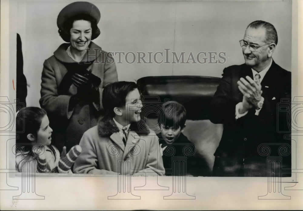 1965 Press Photo Young VisitorsJoin Pres &amp; Mrs.Johnson in the Inaugural Parade - Historic Images