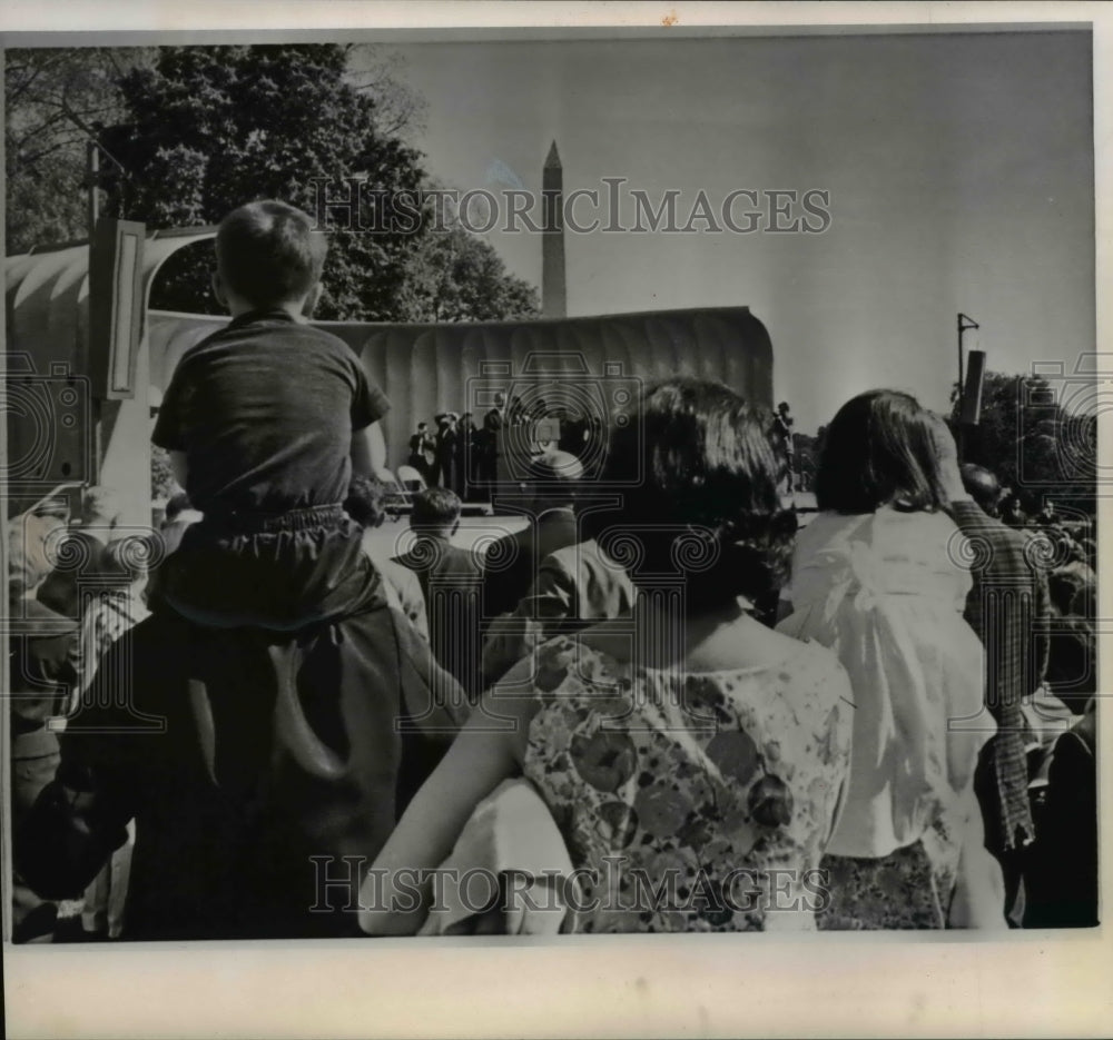 1964 Press Photo One youngster gets a shoulder-up view of President Johnson - Historic Images