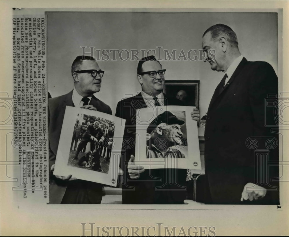 1965 Press Photo Pres. Johnson poses in White House office with AP photographers - Historic Images