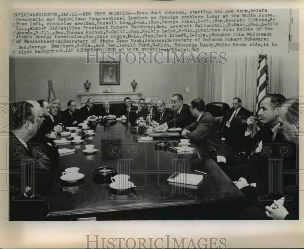 1965 Press Photo Pres. Johnson briefs leaders on problems at the White House - Historic Images