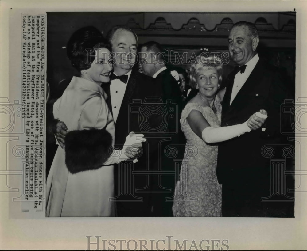 1965 Press Photo Johnsons and Humphreys dances at the Mayflower Hotel - Historic Images