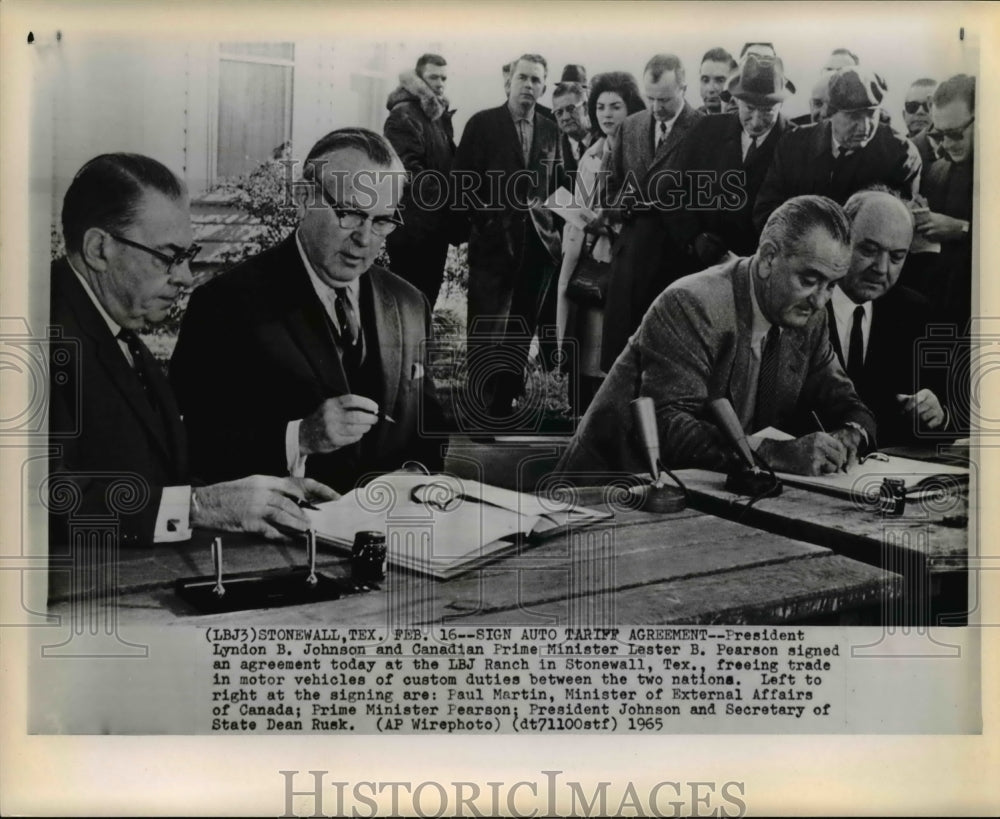 1965 Press Photo Pres. Johnson &amp; PM Pearson signed an agreement in Texas - Historic Images