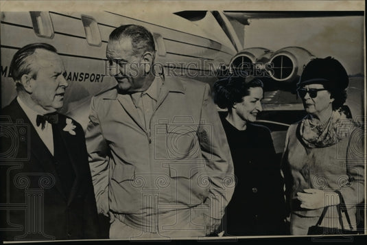1965 Press Photo PM Pearson is welcomed to the LBJ Rench, Texas by Pres. Johnson - Historic Images