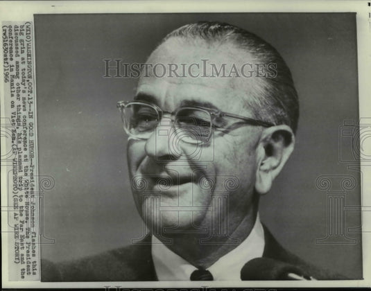 1966 Press Photo Pres. Johnson Flashes Big Grin at News Conference in White Hse - Historic Images
