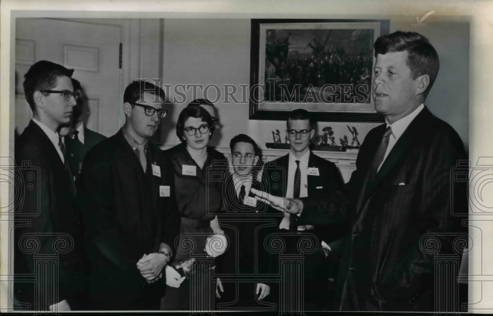 1962 Press Photo pres. Kennedy Talks at the White House with Young Scientists - Historic Images