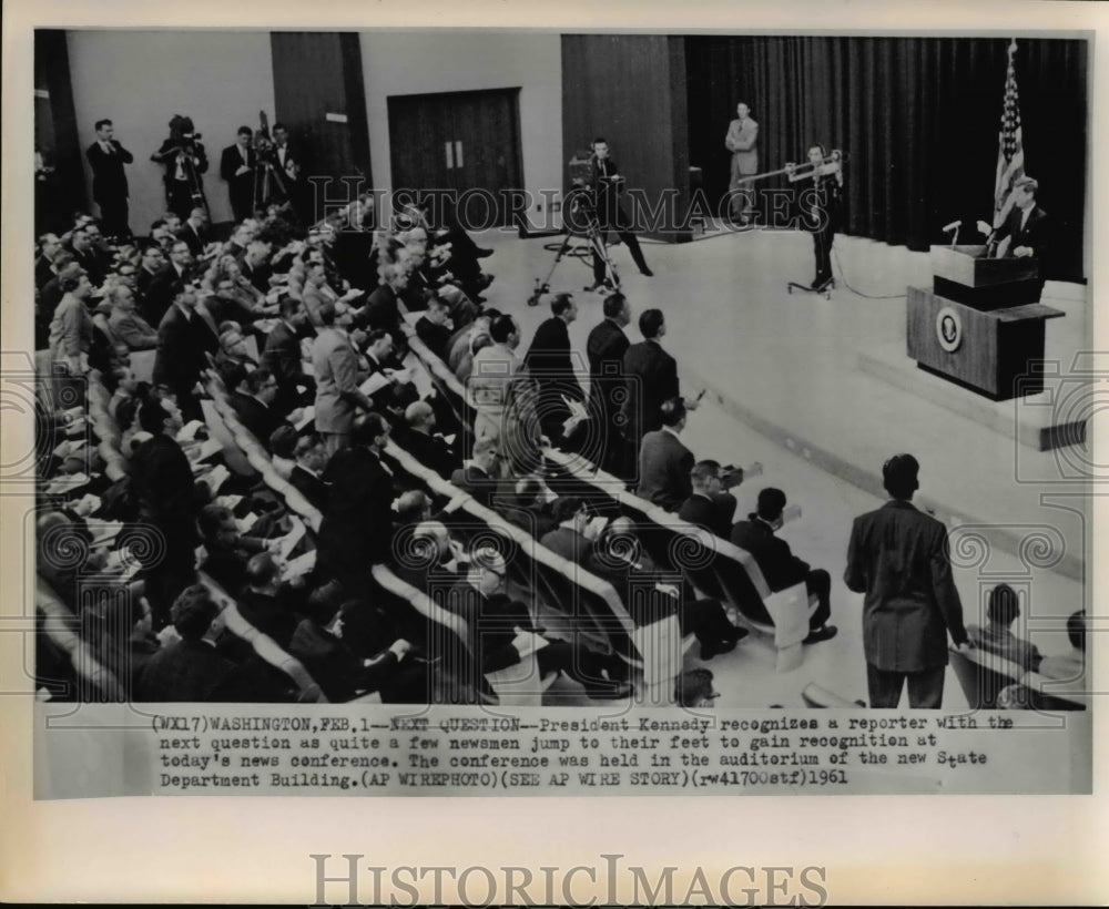 1961 Press Photo Pres. Kennedy recognizes a reporter in the State Dept. Bldg. - Historic Images