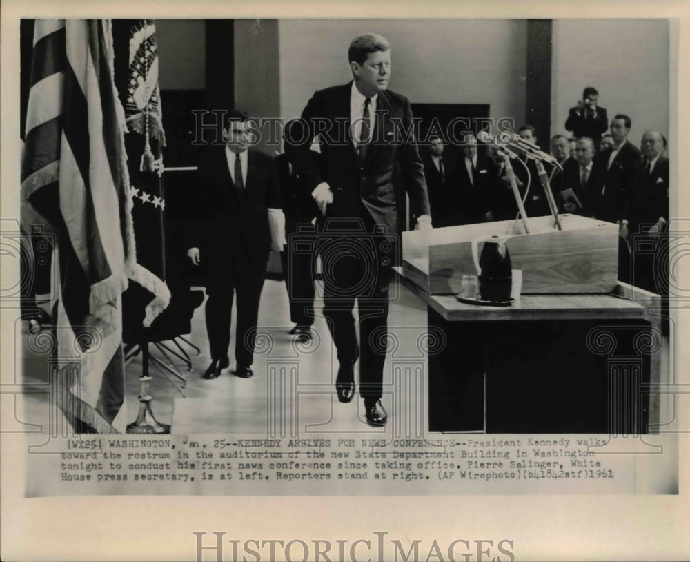 1961 Press Photo Pres. Kennedy walks toward the rostrum at Washington - Historic Images