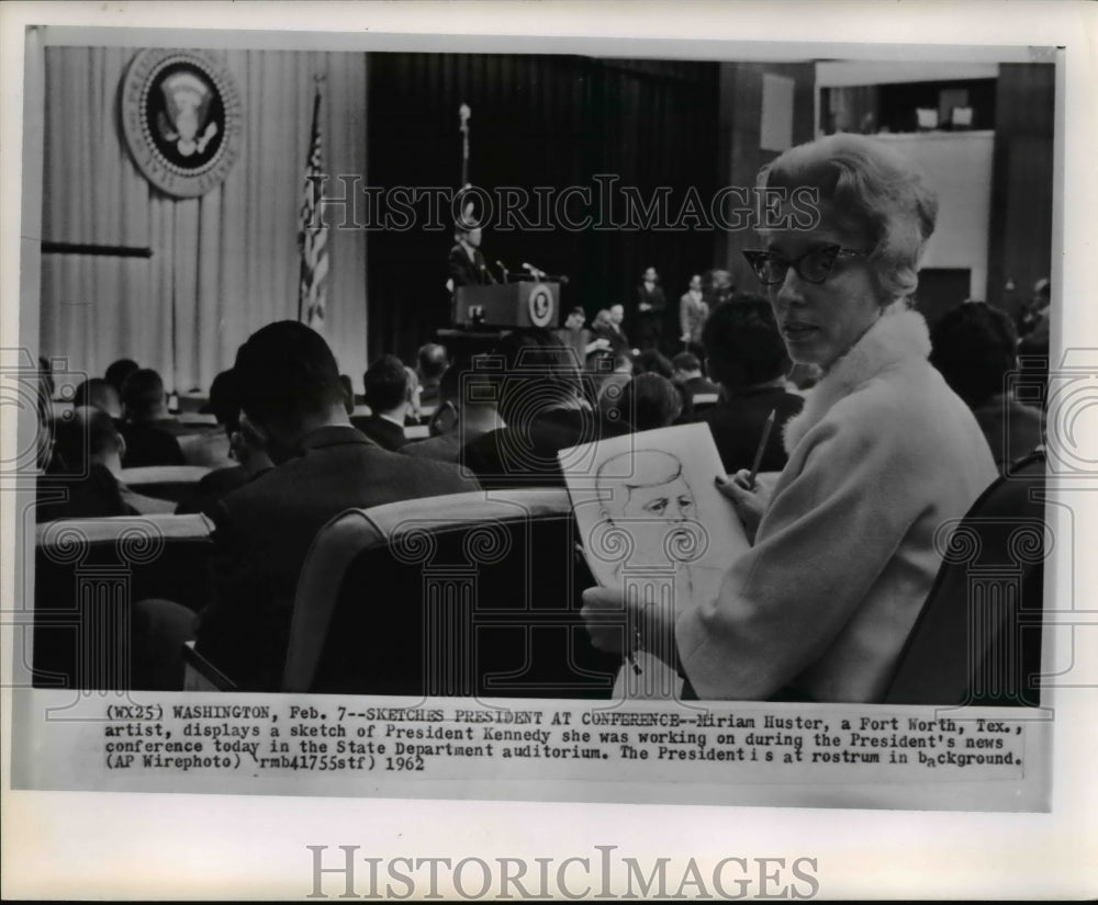 1962 Press Photo Huster displays a sketch of Pres. Kennedy during conference - Historic Images