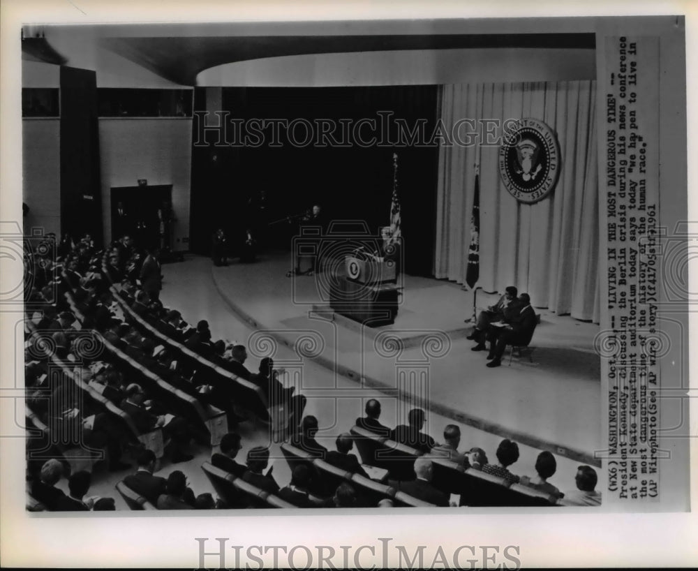 1961 Press Photo Pres. Kennedy discussing at New State Dept. Bldg. - Historic Images