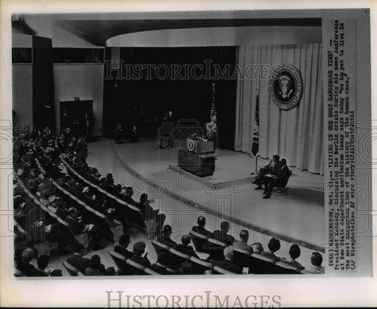 1961 Press Photo Pres. Kennedy discussing at New State Dept. Bldg. - Historic Images