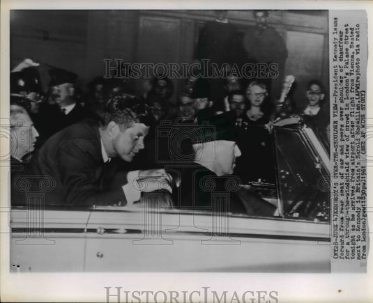 1961 Press Photo Pres. Kennedy leans forward from rear seat of car - Historic Images