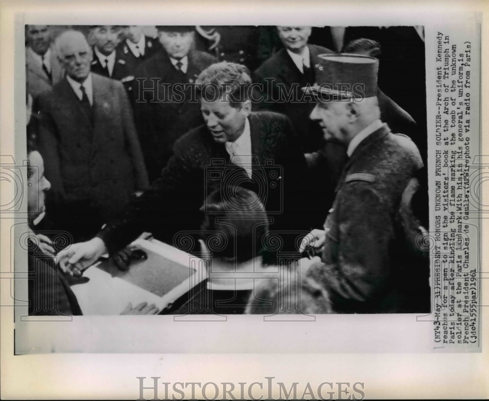 1962 Press Photo President Kennedy Sign The Visitors&#39; Book At Arch Of Triumph - Historic Images