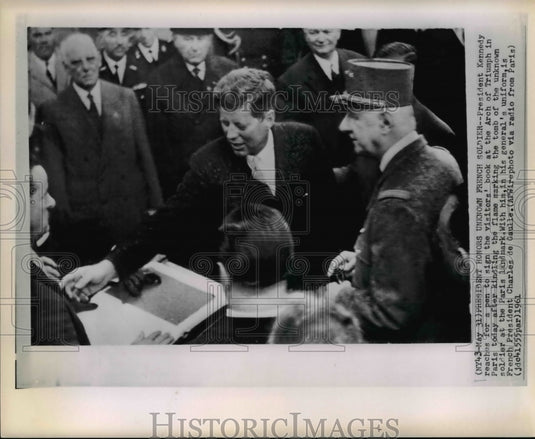1962 Press Photo President Kennedy Sign The Visitors' Book At Arch Of Triumph - Historic Images