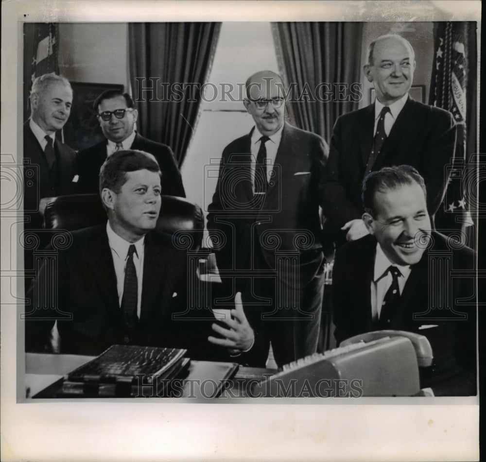 1962 Press Photo Presidents discusses with advisers in the White House office - Historic Images