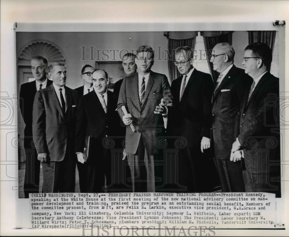 1962 Press Photo Pres. Kennedy praises Manpower Training Program at the WH - Historic Images