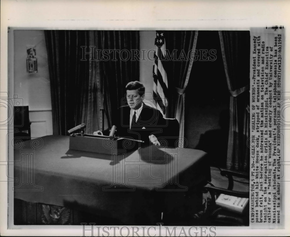 1962 Press Photo Pres. Kennedy at his WH desk before he addressed the nation - Historic Images