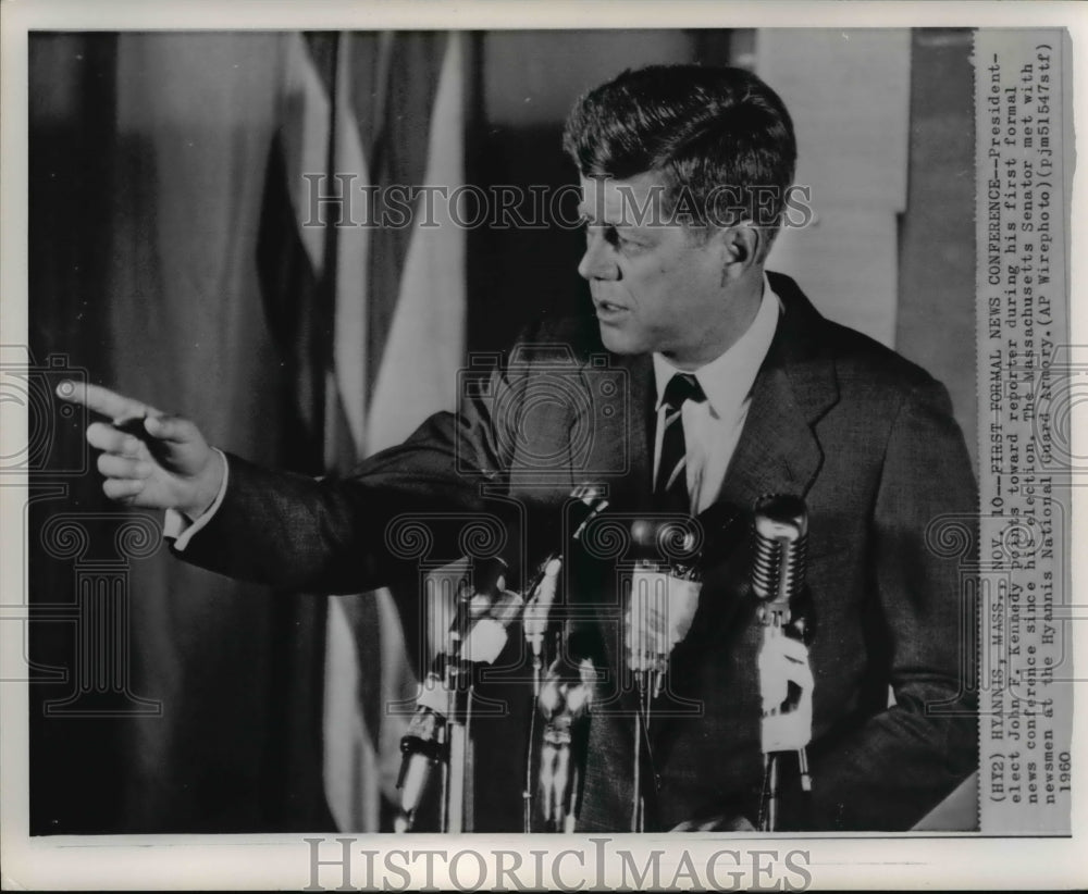 1960 Press Photo Pres. Kennedy points toward reporters during his 1st conference - Historic Images