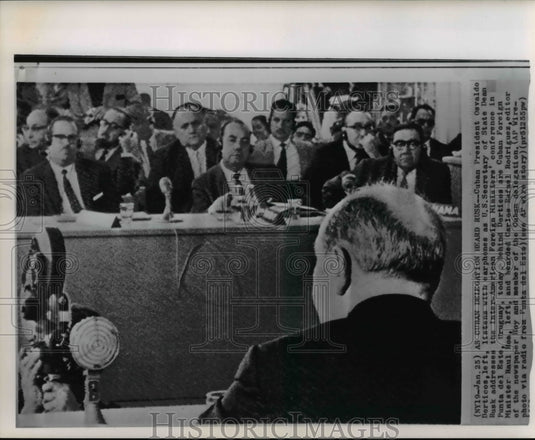 1962 Press Photo Cuban President Osvaldo Dorticos listens with earphones as - Historic Images