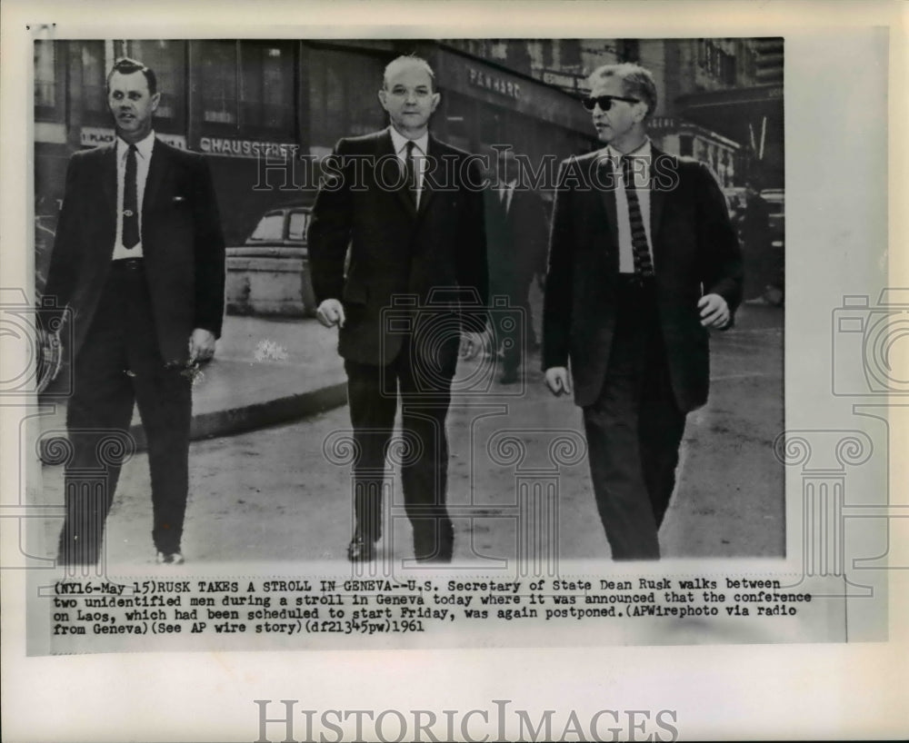 1961 Press Photo U.S Secretary of State Dean Rusk walks between two unidentified - Historic Images