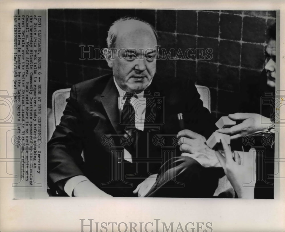 1965 Press Photo Secretary of State Dean Rusk talks to reporters before speaking - Historic Images