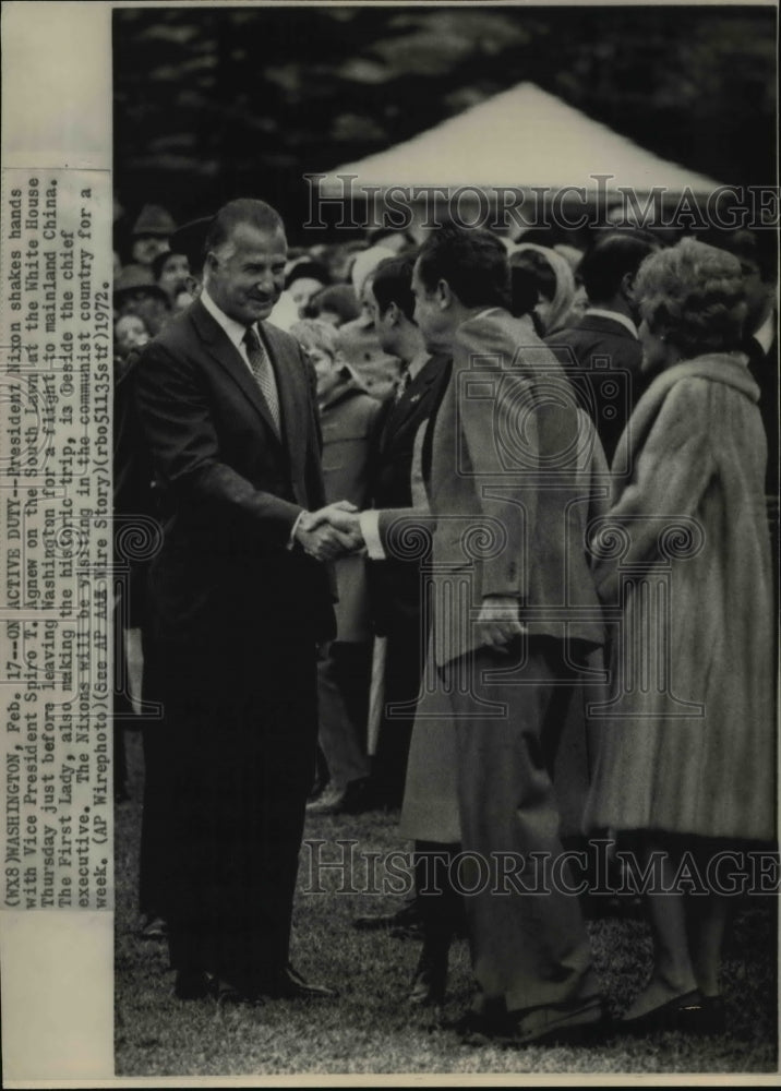 1972 Press Photo President Nixon Shakes Hands With Vice President Spiro - Historic Images