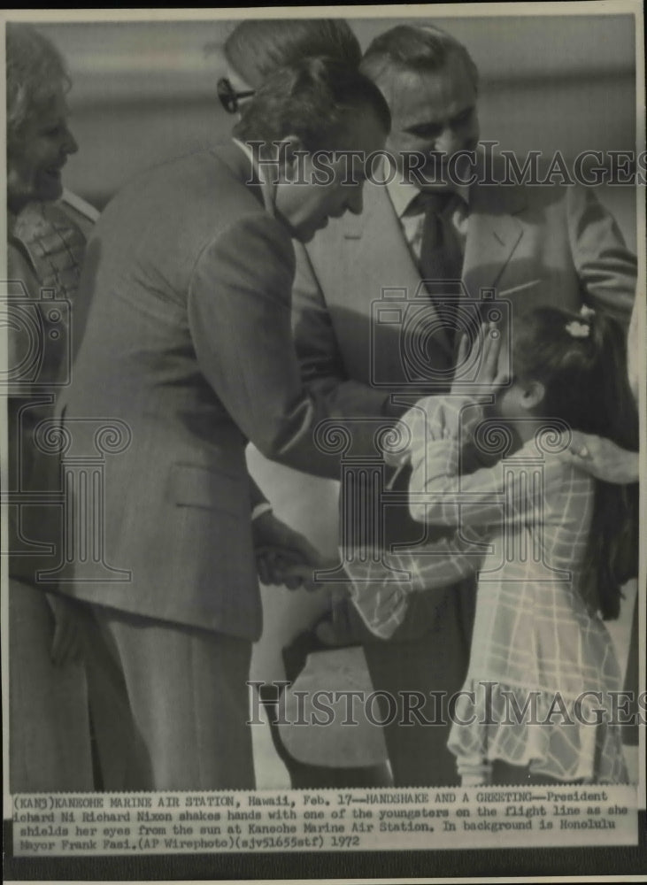 1972 Press Photo Pres Richard Nixon shakes hands with one of the youngsters - Historic Images