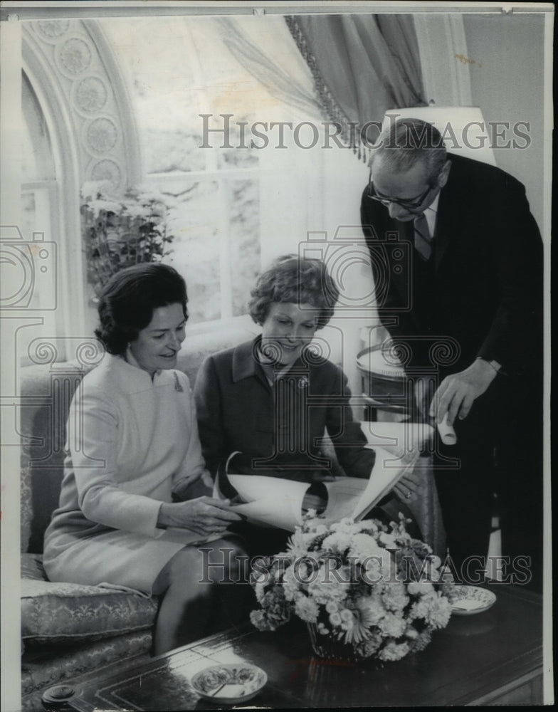 1968 Press Photo Mrs Lyndon Johnson explains to Mrs Richard Nixon - Historic Images