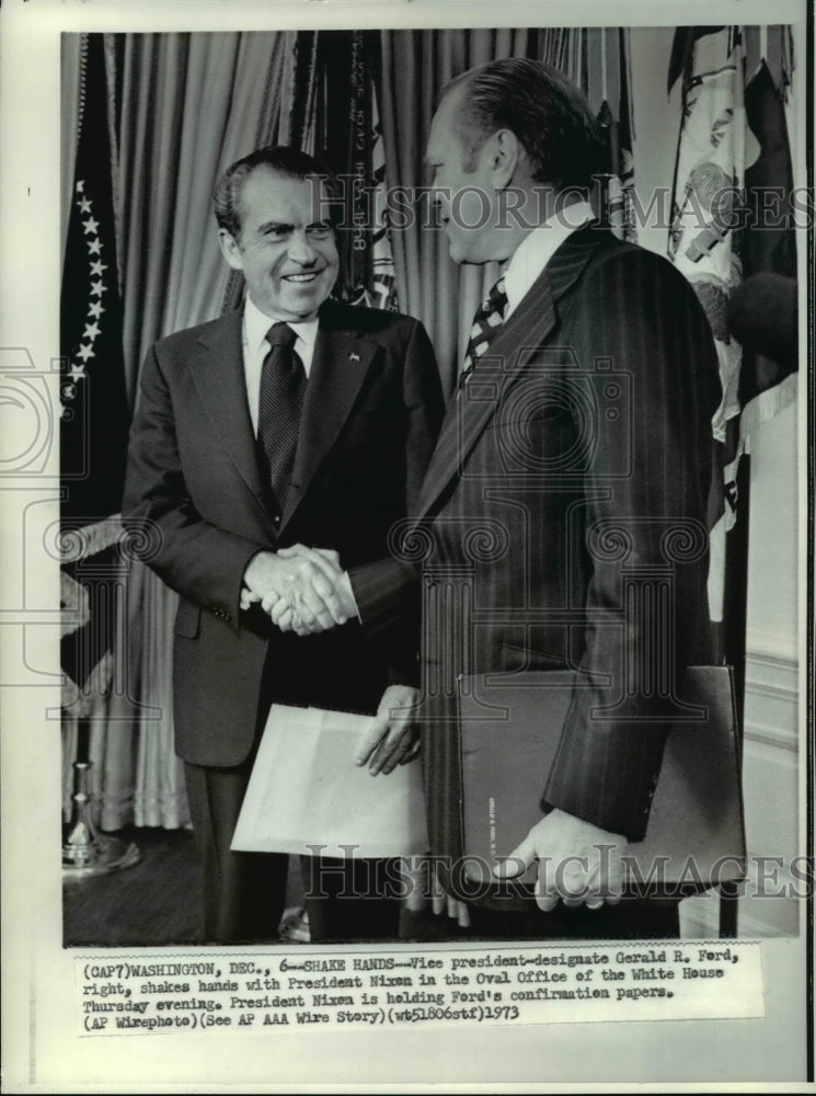 1973 Press Photo VP Ford shakes hands with Pres. Nixon in the White House office - Historic Images