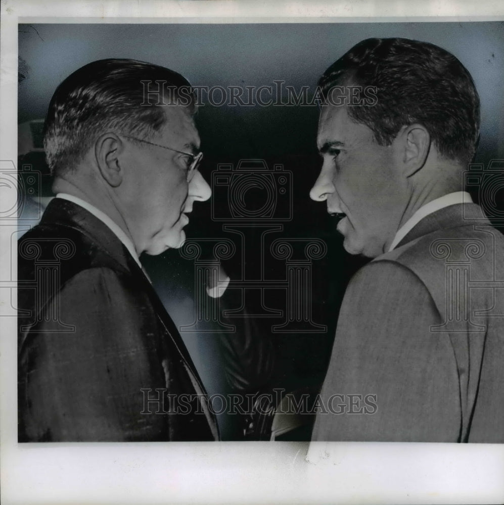 1960 Press Photo Vice President Richard Nixon poses in his Capitol Office - Historic Images