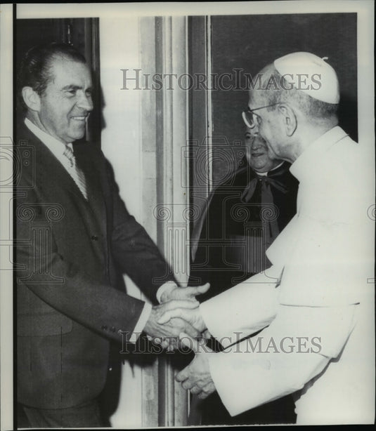 1969 Press Photo US President Richard Nixon is warmly met by Pope Paul VI - Historic Images