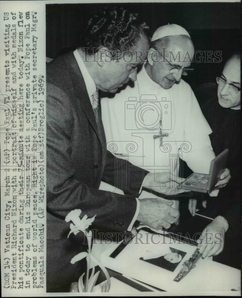 1969 Press Photo Pope Paul VI presents visiting US President Richard Nixon - Historic Images