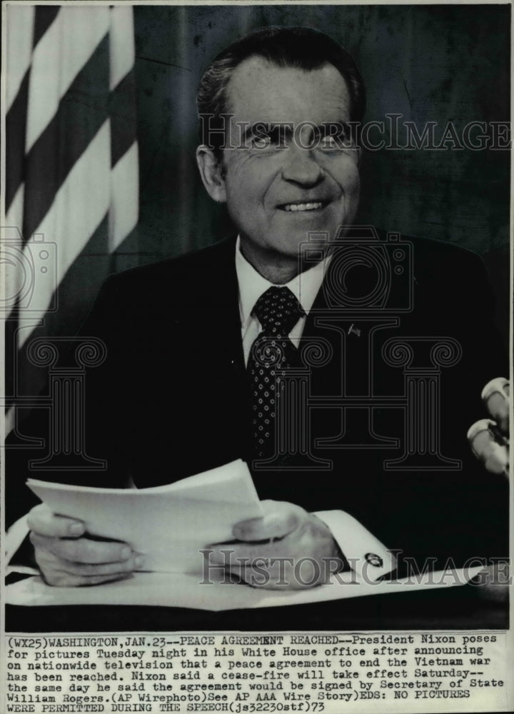 1973 Press Photo Pres Nixon poses for pictures in his white house office - Historic Images