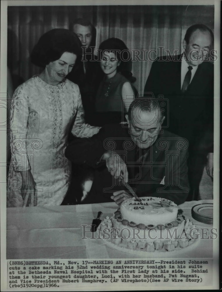 1966 Wire Photo Pres Johnson cuts a cake marking his 32nd wedding anniversary - Historic Images