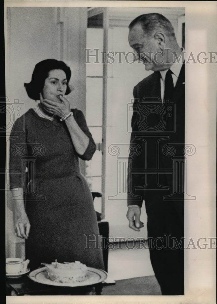 1965 Press Photo Mrs Lyndon Johnson finishes off a piece of birthday cake - Historic Images