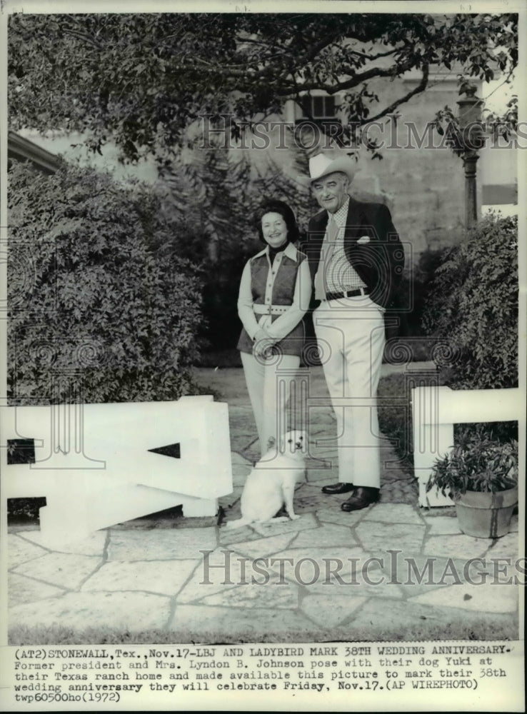 1972 Press Photo Former Pres. and Mrs. Lyndon B. Johnson pose with dog Yuki - Historic Images