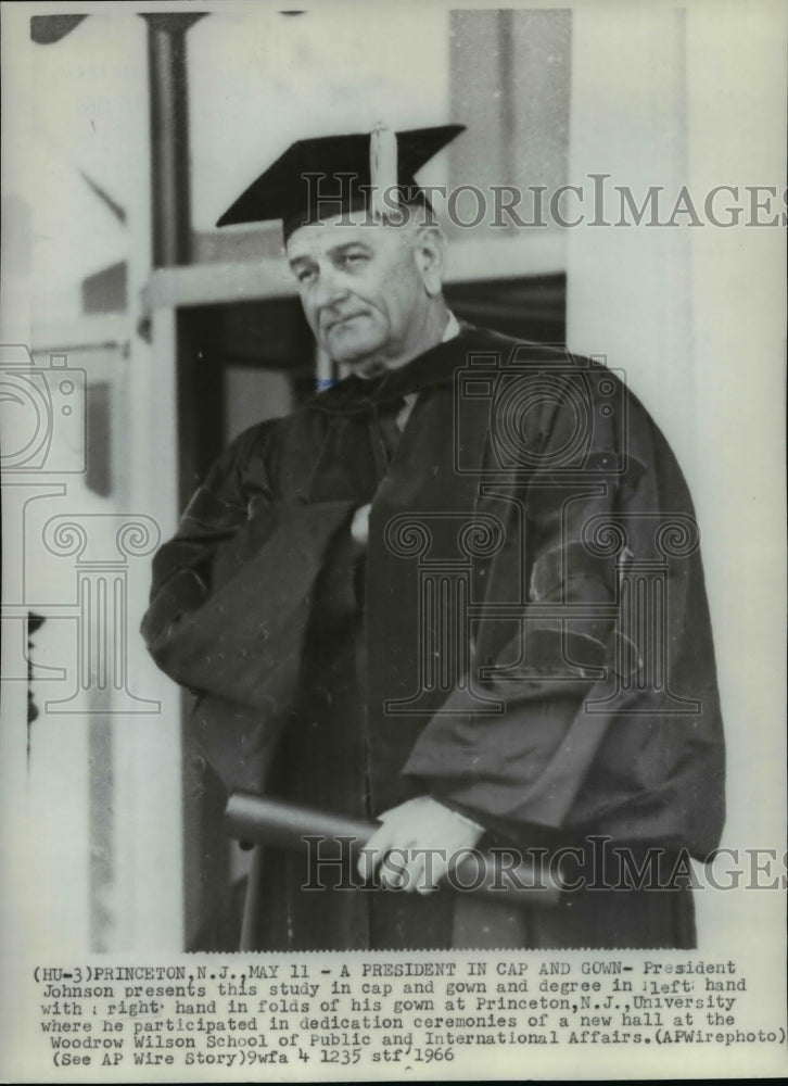 1966 Press Photo President Johnson in cap and gown at Princeton, N.J. University - Historic Images