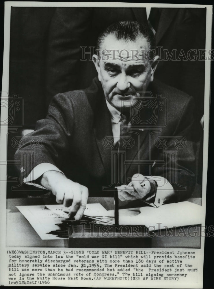 1966 Press Photo President Johnson signed into law the &quot;cold war GI bill&quot; - Historic Images