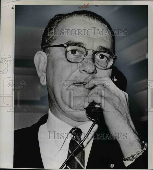 1960 Press Photo Sen Lyndon Johnson's expression during convention phone calls - Historic Images