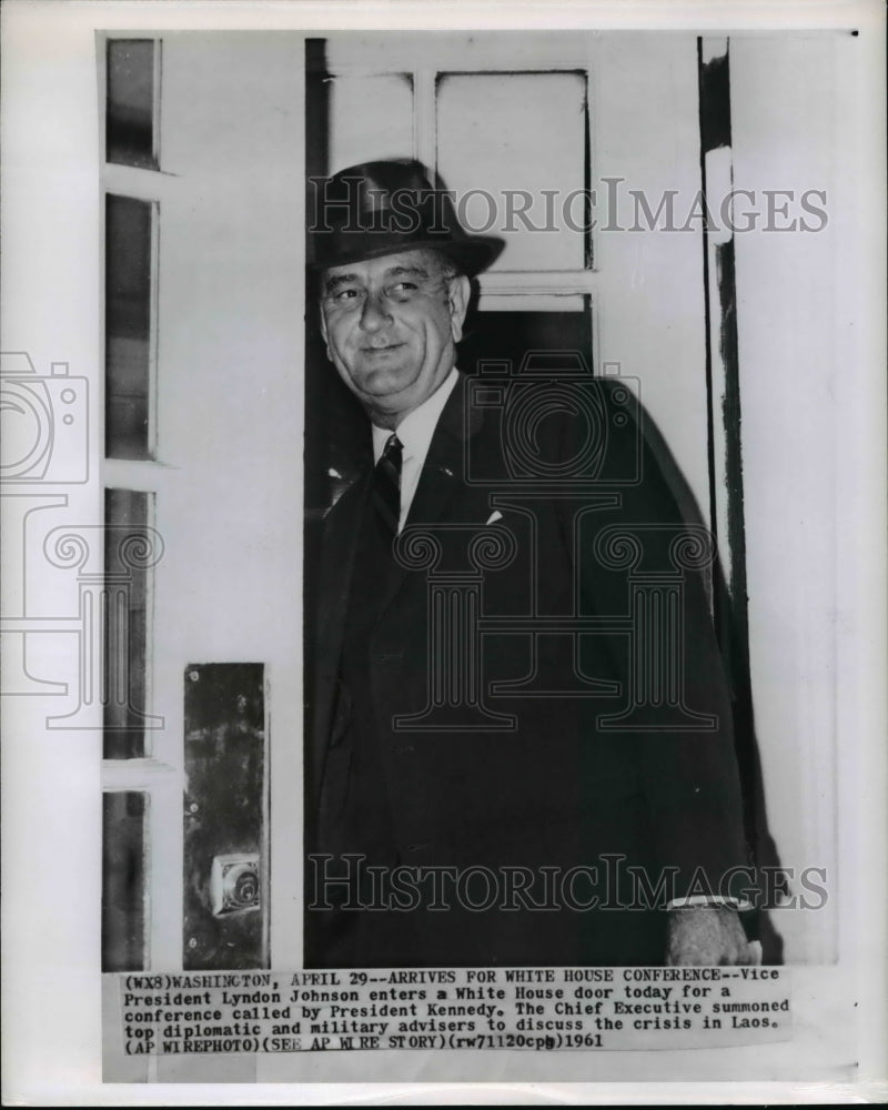 1961 Press Photo Vice President Lyndon Johnson enters a White House door for a - Historic Images