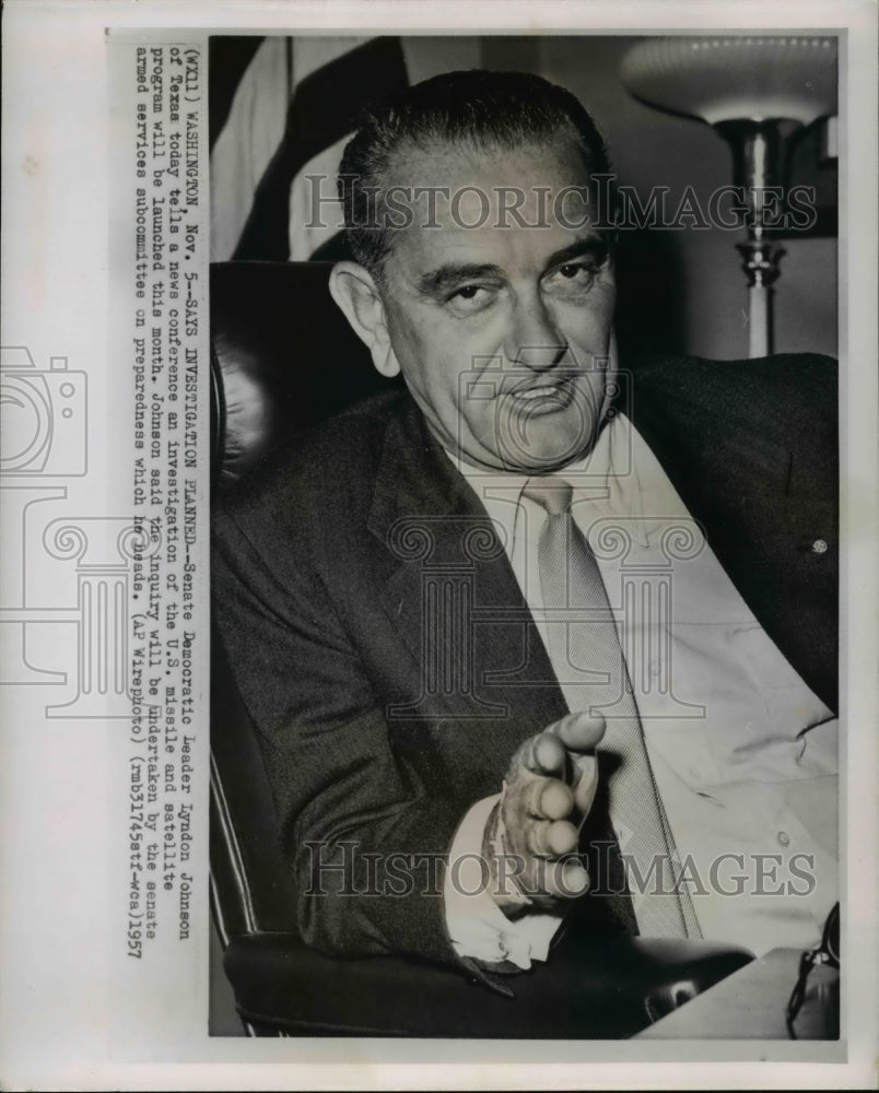 1957 Press Photo Senate Democratic Leader Lyndon Johnson tells a news conference - Historic Images