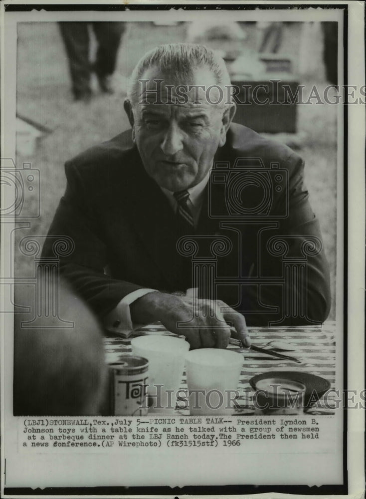 1966 Press Photo President Lyndon B. Johnson toys with a table knife as he - Historic Images