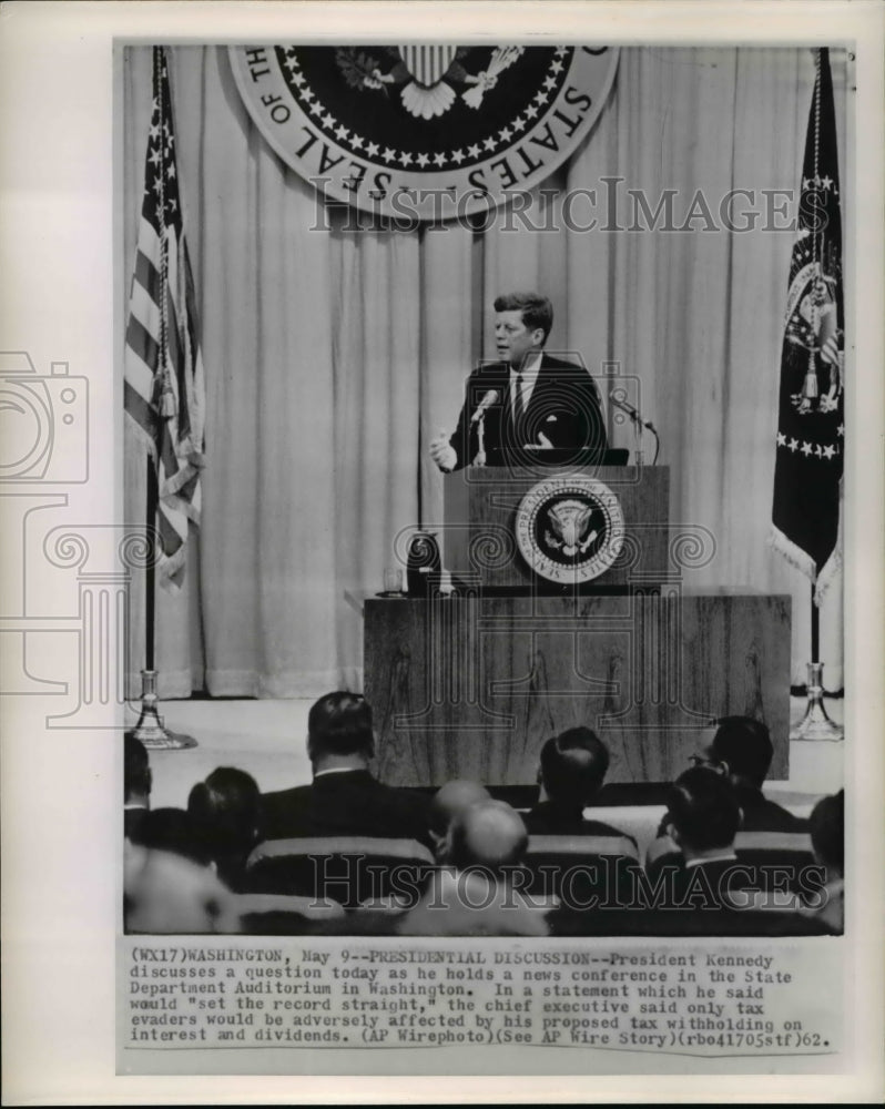 1962 Press Photo President Kennedy discusses a question as he holds a - Historic Images