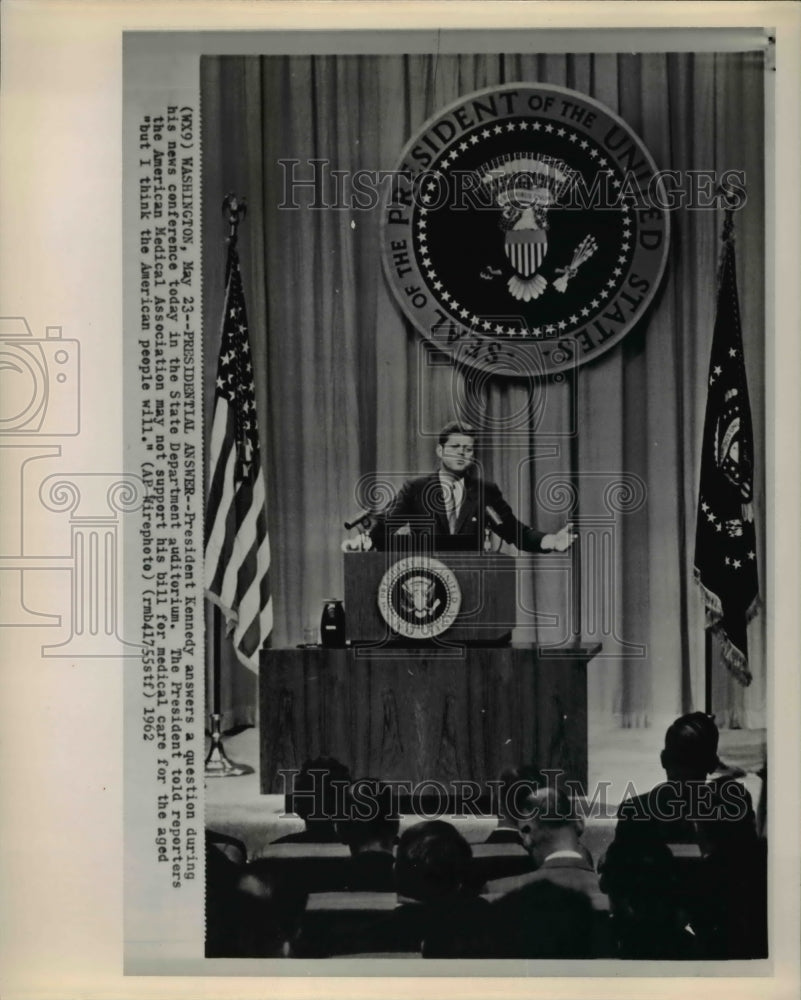 1962 Press Photo President Kennedy answers a question during news conference in - Historic Images