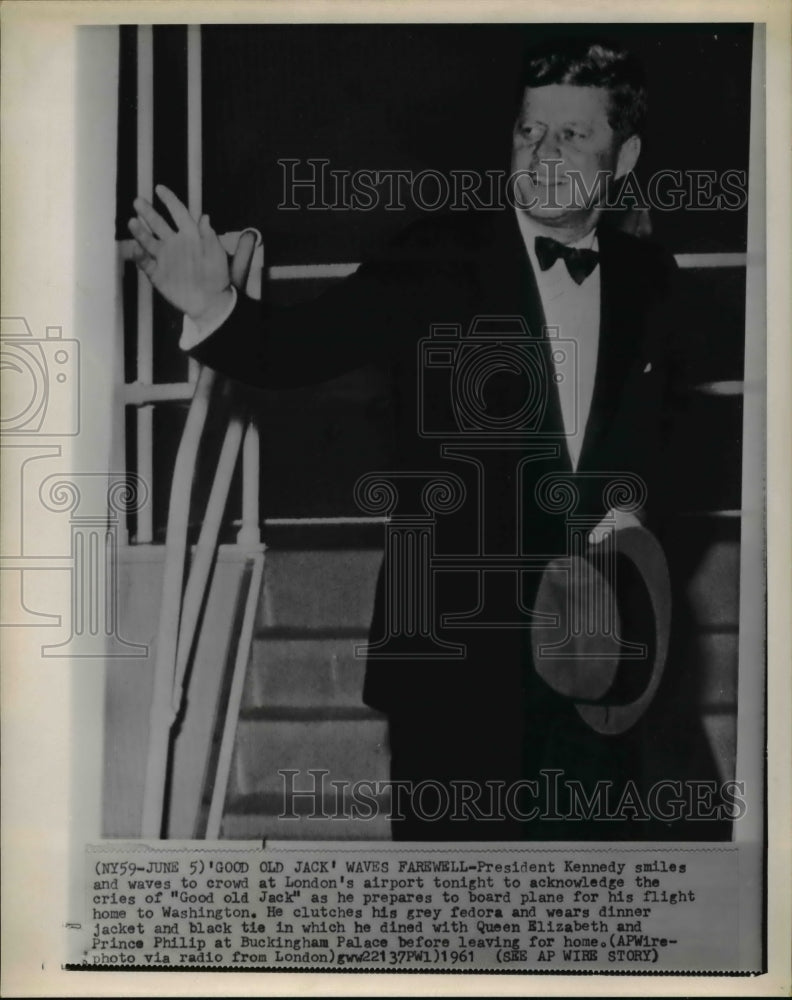 1962 Press Photo Pres Kennedy waves at crowd at London Airport to Washington - Historic Images