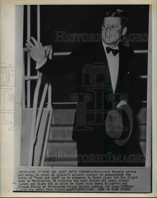 1962 Press Photo Pres Kennedy waves at crowd at London Airport to Washington - Historic Images