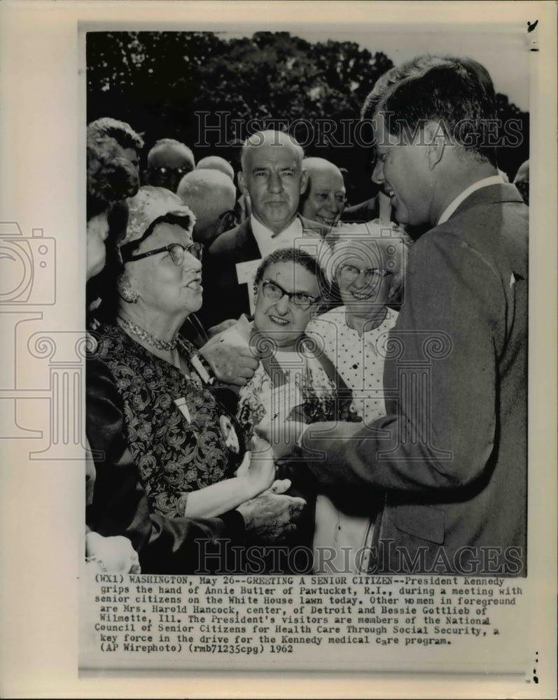 1962 Press Photo President Kennedy grips the hand of Annie Butler of Pawtucket - Historic Images