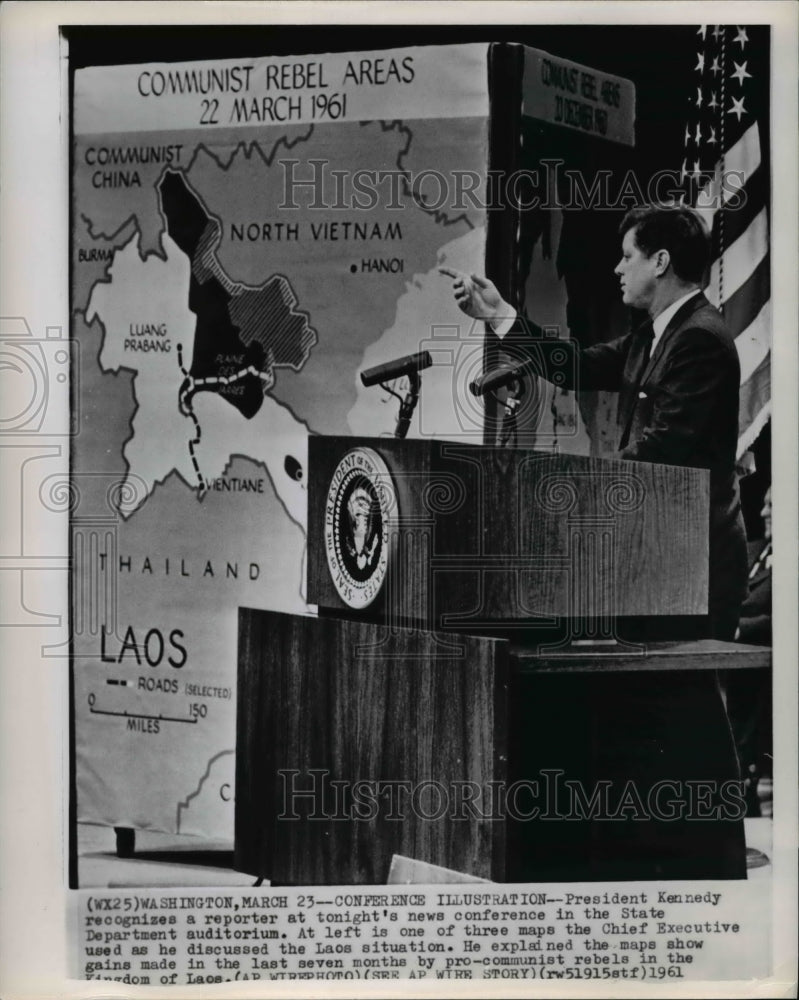 1961 Press Photo President Kennedy recognizes a reporter at a news conference - Historic Images