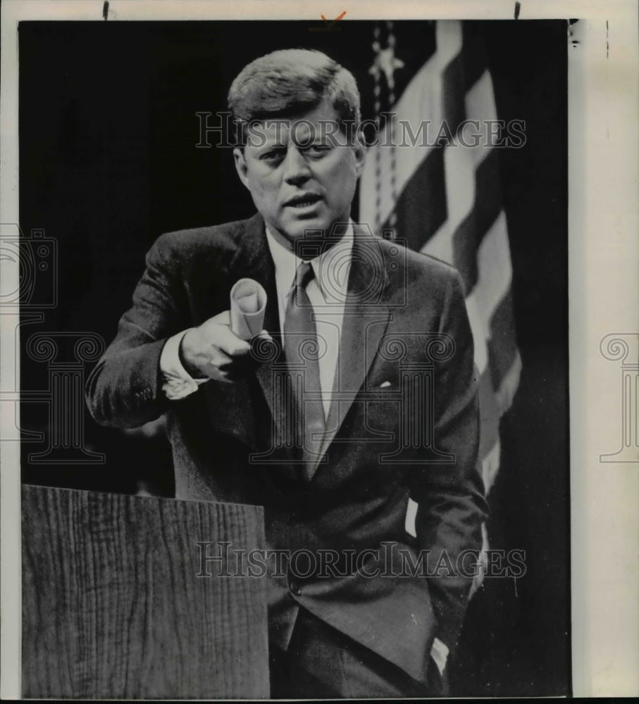 1962 Press Photo President Kennedy utilizes a sheaf of note paper to emphasize a - Historic Images