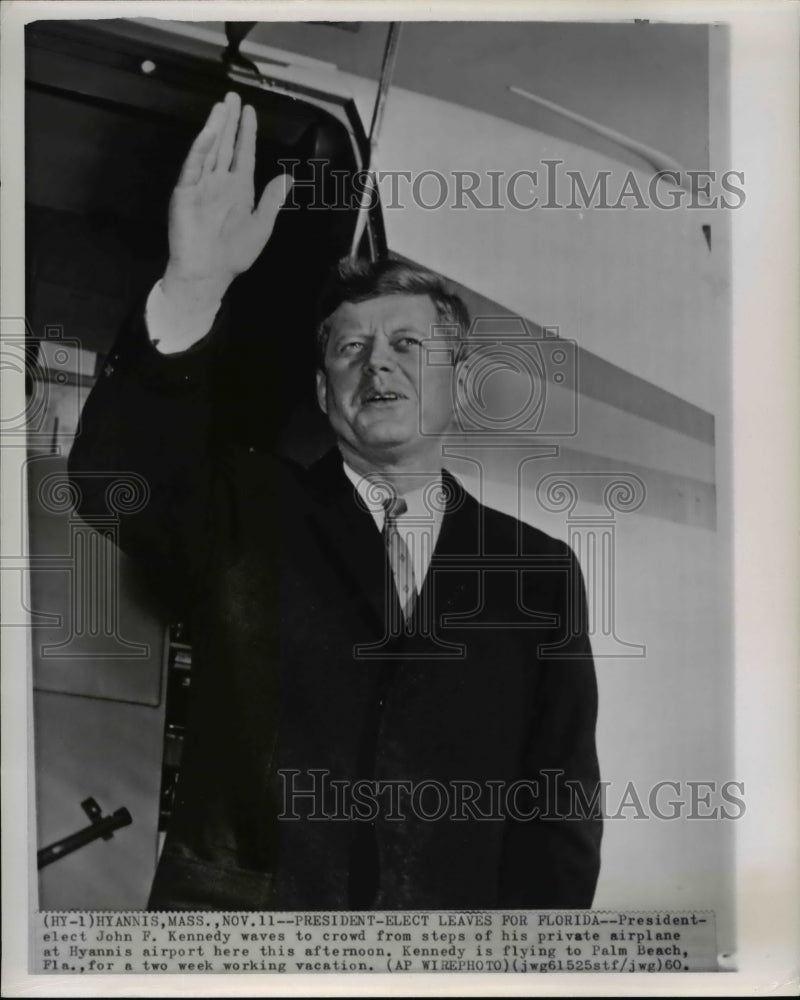 1960 Press Photo President John F. Kennedy waves to crowd from steps of his - Historic Images